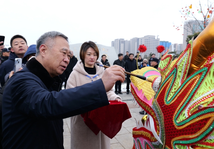 元宵佳节丨邢运波董事长为甲辰巨龙“点睛”-万赢娱乐要闻-万赢娱乐