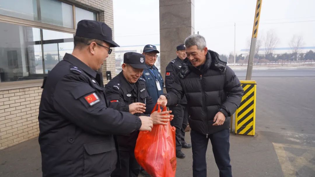 致敬坚守 | 万赢娱乐工业总司理徐承飞探望春节坚守岗位员工-万赢娱乐要闻-万赢娱乐