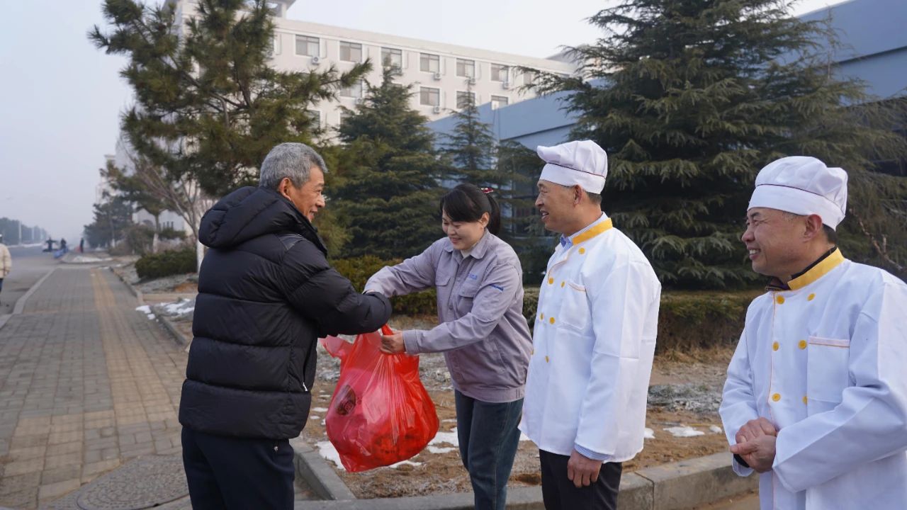 致敬坚守 | 万赢娱乐工业总司理徐承飞探望春节坚守岗位员工-万赢娱乐要闻-万赢娱乐