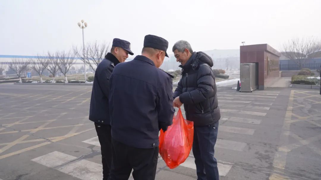 致敬坚守 | 万赢娱乐工业总司理徐承飞探望春节坚守岗位员工-万赢娱乐要闻-万赢娱乐